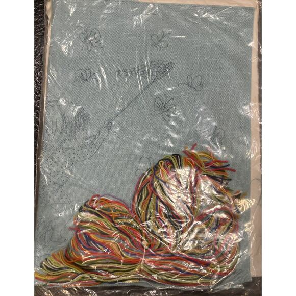 Vintage “Butterflies Are Free” Vogart Crafts Crewel Pillow Stitchery Kit #2441 - Picture 5 of 5